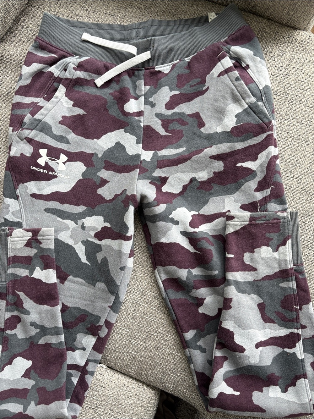 Under Armour boy’s Maroon and Gray Camo Joggers